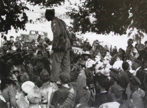 La ubicación de esta foto es gracias a un trabajo de José Manuel Serrano Esparza que publicó en su página: http://elrectanguloenlamano.blogspot.com.es/2010/08/gerda-taro-centenario-de-su-nacimiento.html, También es suyo el descubrimiento de que en el extremo izquierdo de la imagen aparece, aparentemente, Gerda Taro.