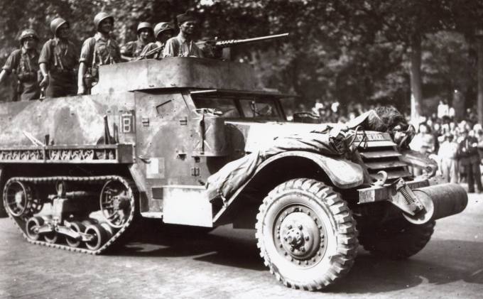 ruiz-ledesma-el-primero-junto-a-la-ametralladora-cap-serrat