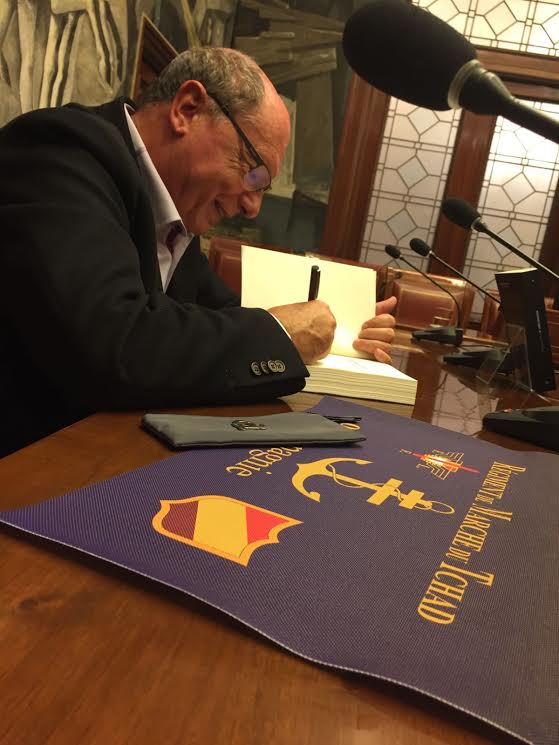 firmando-con-banderin