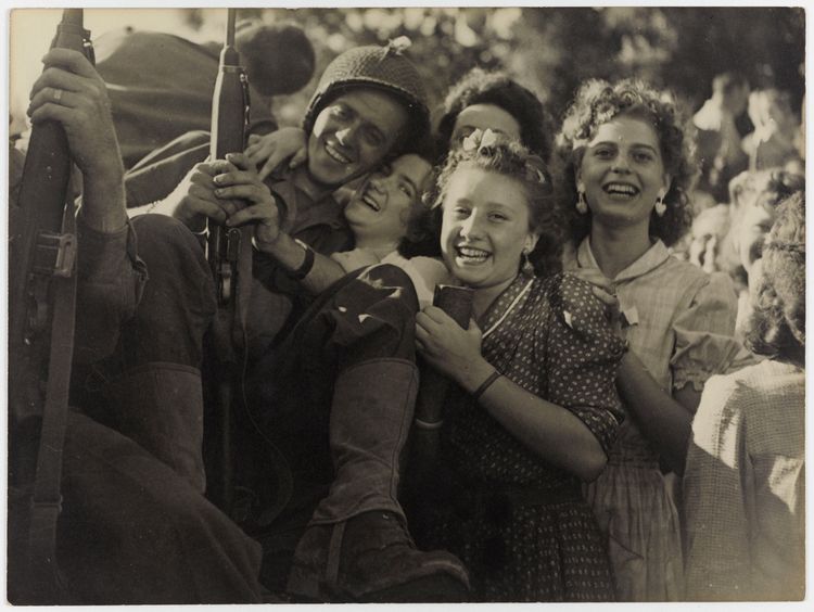 670669-la-liberation-de-paris-l-accueil-fait-aux-soldats-ao-t-1944