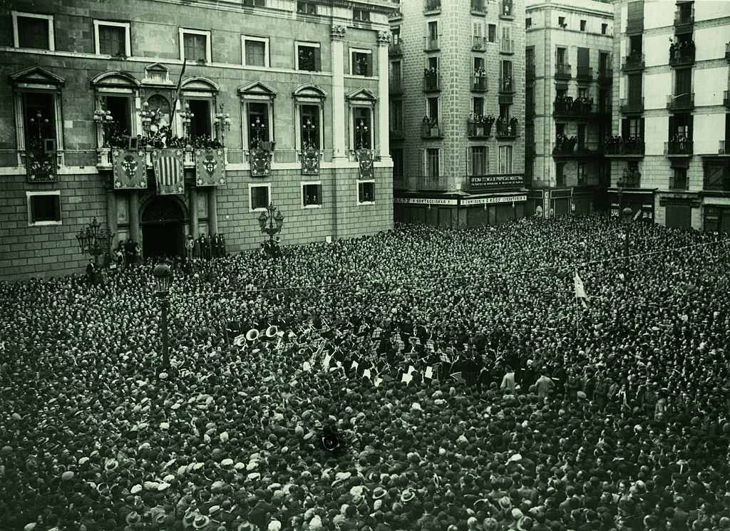 Fitxer_Proclamació_de_la_República_Plaça_Sant_Jaume._Fotògraf_Josep_Maria_Sagarra,_1931.jpg