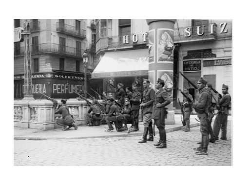 Soldats a la plaça de l'Àngel a punt d'arribar a la plaça de