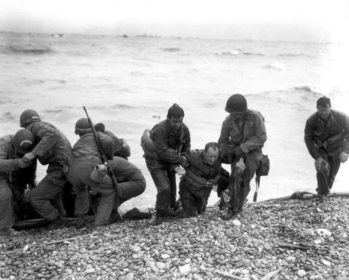 WIK_D-Day-Allies-coming-ashore-with-wounded