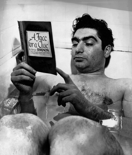 capa en el baño leyendo a simenon Magnum
