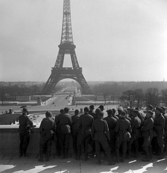 6370d8ccbc1c5ad629fe7c55277bcba9--eiffel-tower-in-paris-eiffel-towers
